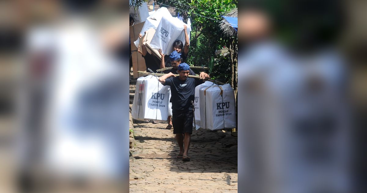 FOTO: Perjuangan Distribusi Kotak Suara Pemilu di Baduy Luar, Petugas dan Warga Jalan Kaki hingga 5 Km