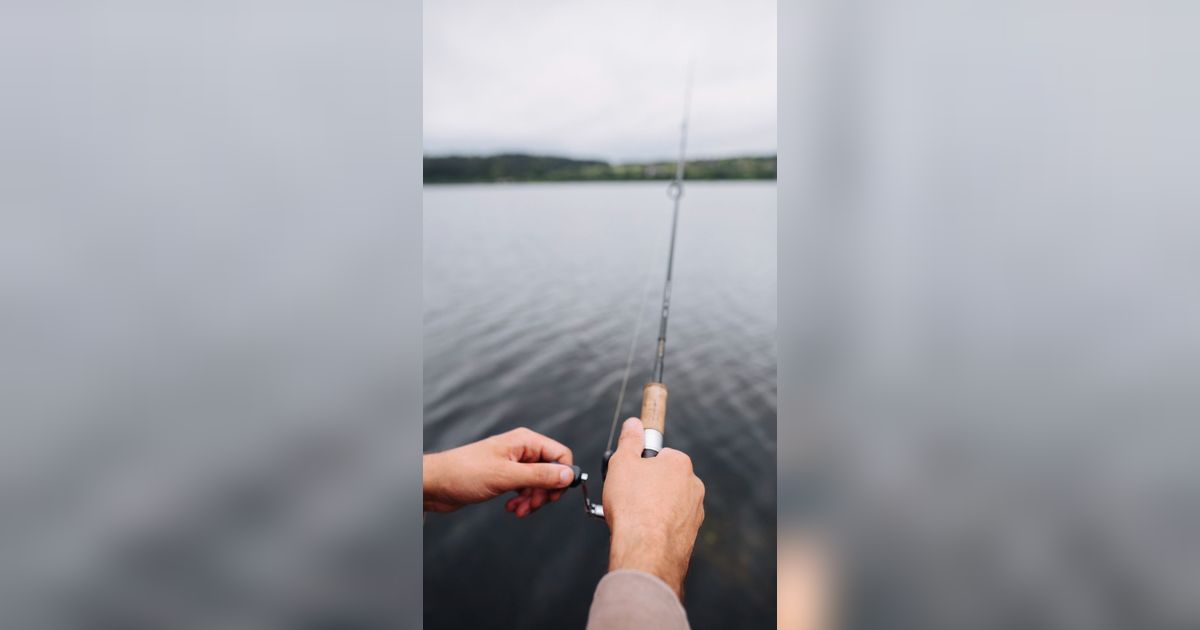 Bak Sedang Piknik, Momen Wanita Temani Kekasihnya Memancing Ini Curi Perhatian Warganet