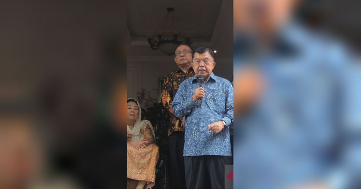 Jusuf Kalla dan Keluarga Mencoblos di TPS 03 Halaman SMA Pangudi Luhur Kebayoran Baru