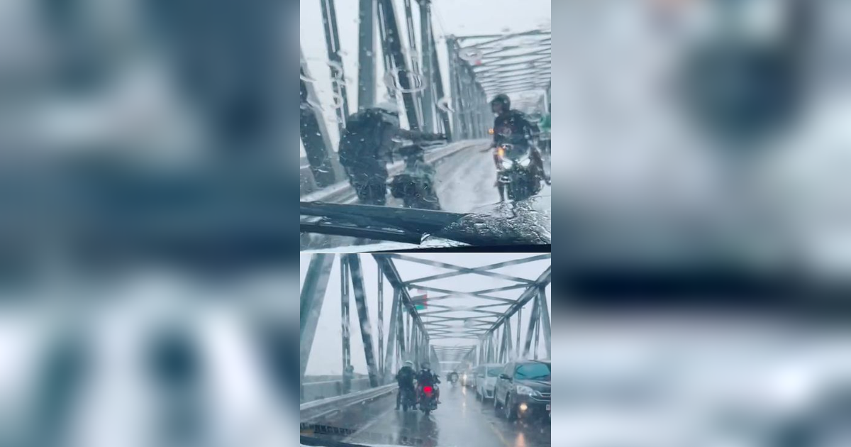 Momen 2 Pria Sigap Bantu Pengendara yang Sedang Dorong Motornya saat Hujan Deras, Aksinya Tuai Pujian