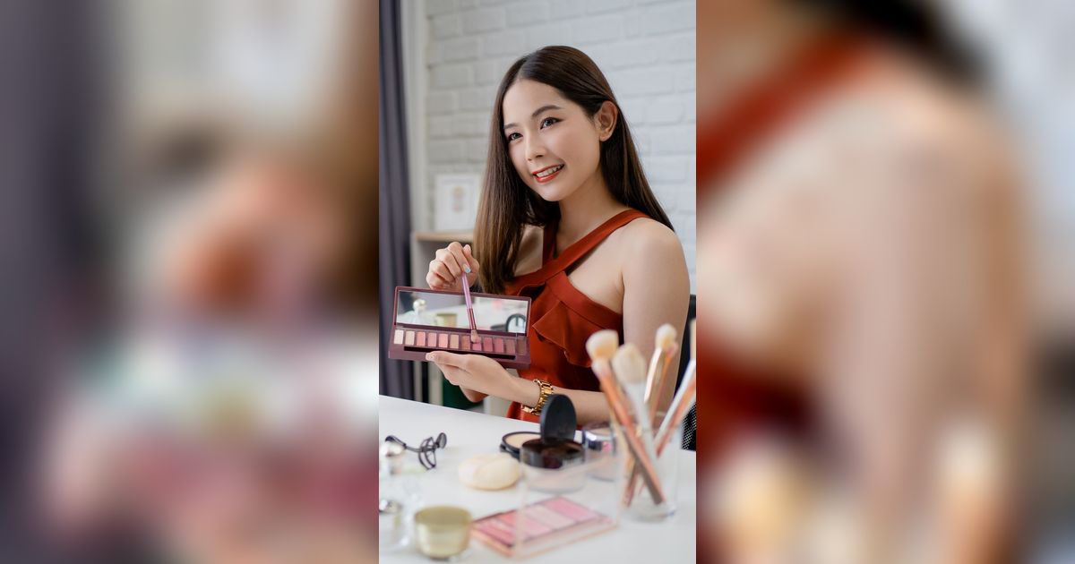 Jamur Bisa Tumbuh Pada Palet Eyeshadow, Kok Bisa?