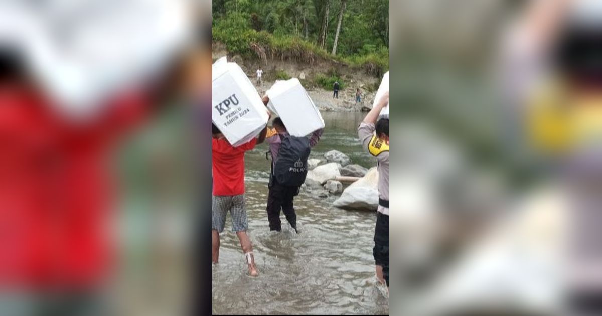 Perjuangan Bawa Logistik Pemilu di Pedalaman Maluku, Jalan Kaki 20 Km Lewati Sungai dan Hutan