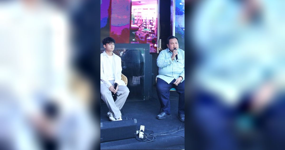 Jarang Tersorot, Intip 8 Potret Tampan Putra Minola Sebayang yang Ternyata Seorang Penyanyi