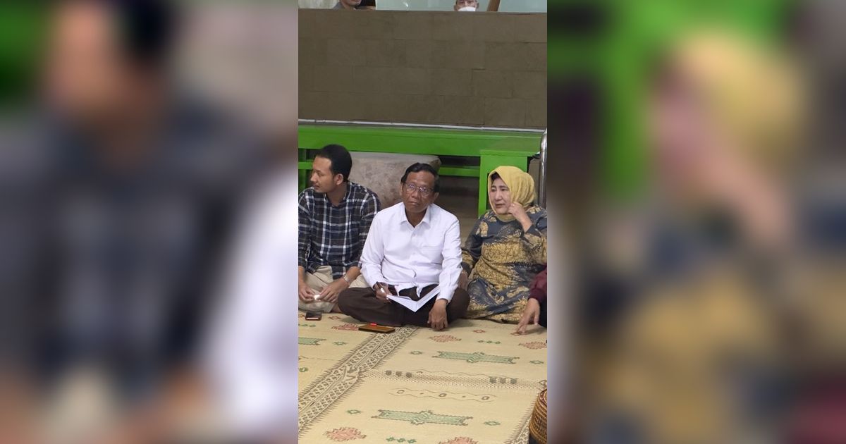 Pulang Umrah, Mahfud Langsung Tirakatan di Masjid