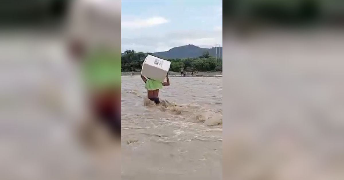 Potret Petugas Pemilu di Kupang, Bawa Logistik Terjang Banjir Demi Warga Mencoblos