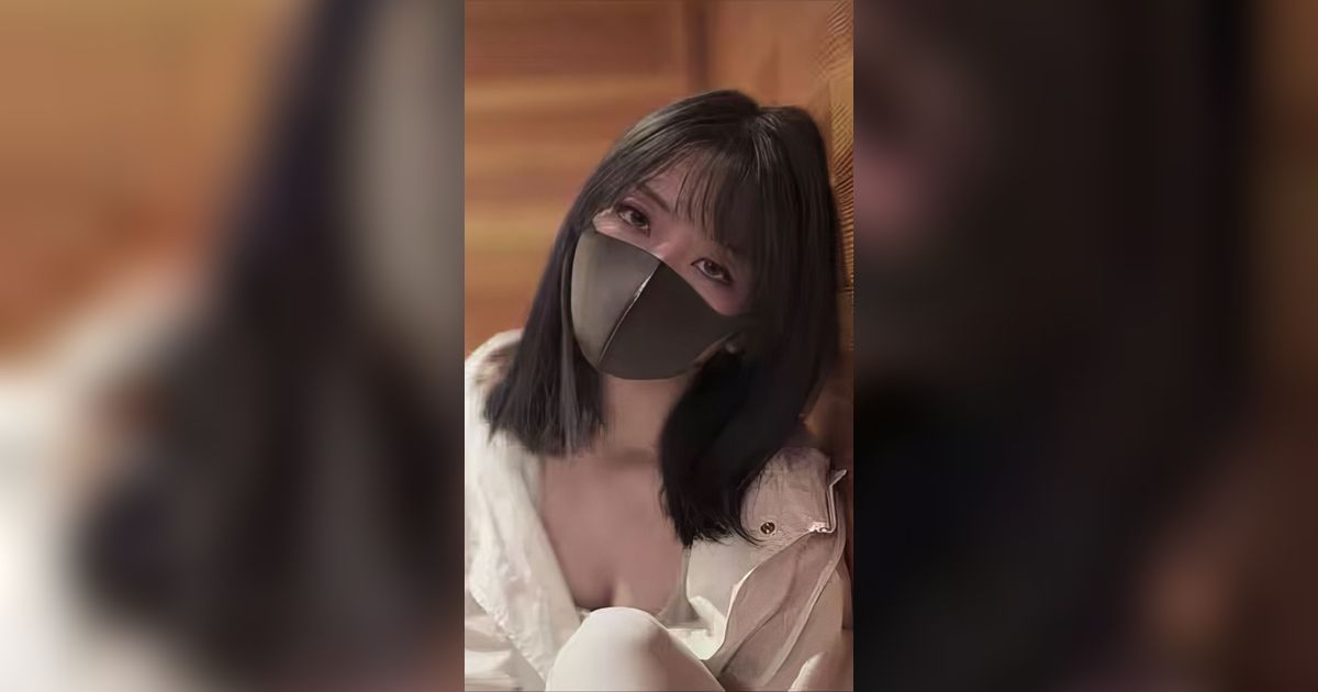 Selalu Terlihat Seksi dan Penuh Misteri dengan Masker, Tampilan Wajah Asli Selebgram Cantik Ini Bikin Netizen Syok