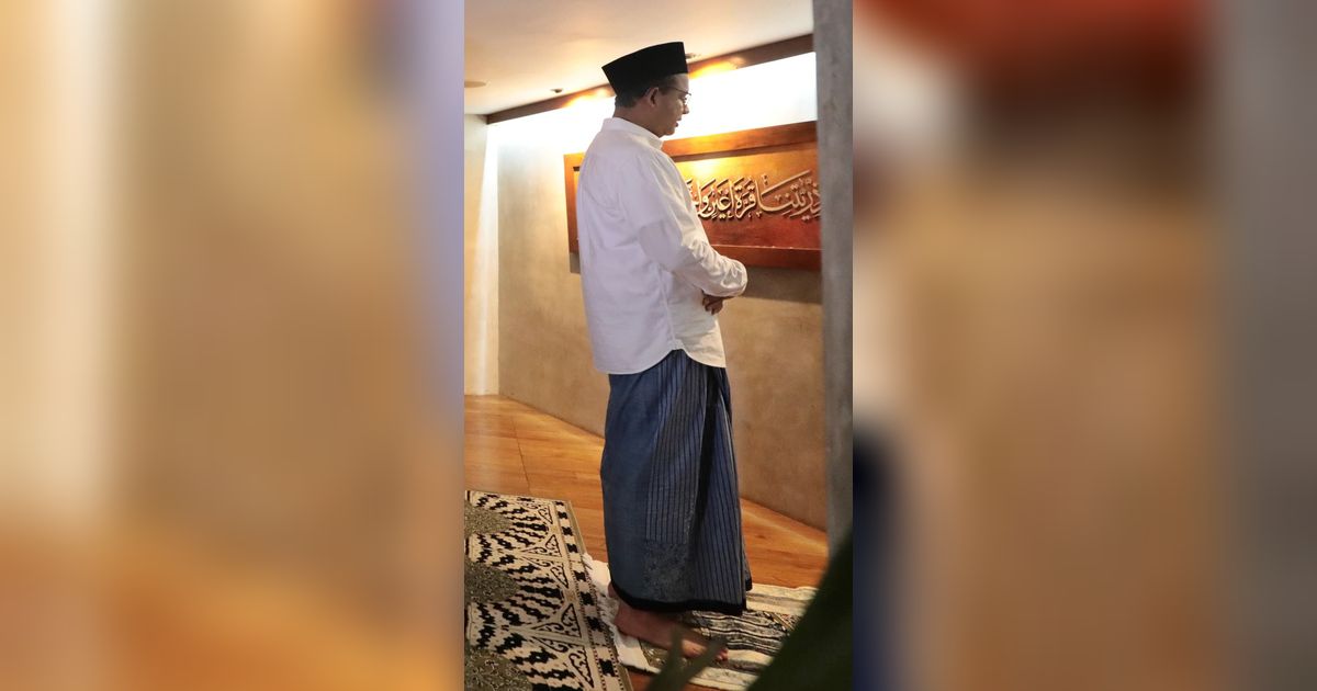 Anies Salat Subuh Berjamaah Bersama Keluarga Sebelum Mencoblos di TPS Lebak Bulus