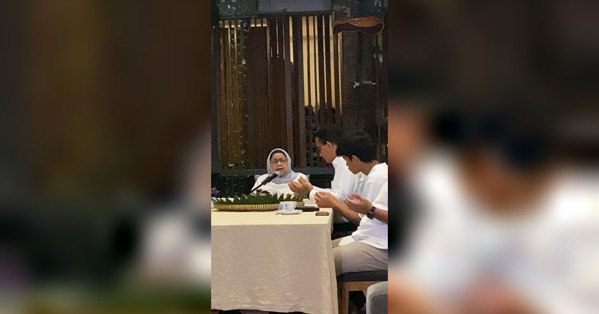 Momen Anies Sungkem ke Ibunda Jelang Nyoblos di TPS