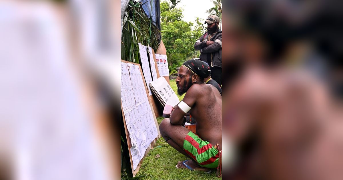 FOTO: Suasana Pemilu Bernuansa Alam di Papua, TPS dari Daun Kelapa Bikin Adem Para Calon Pemilih