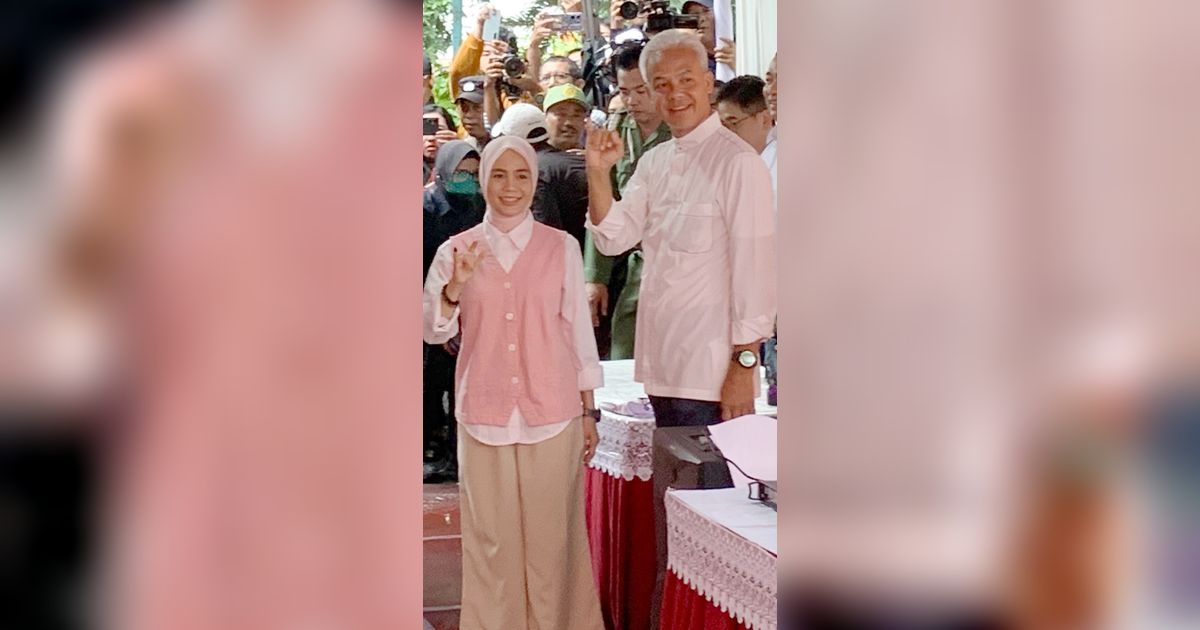 Ganjar Bersama Anak dan Istri Nyoblos di TPS 11 Lempongsari Semarang, Ditemani Ketua TPN