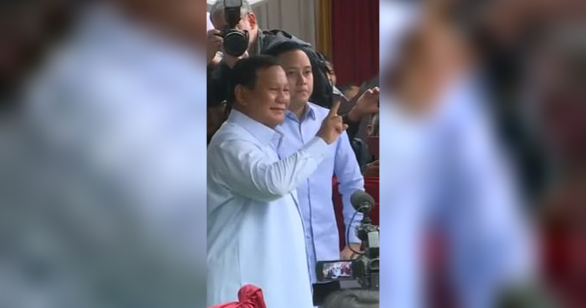 Hujan Membawa Berkah, Prabowo Subianto Datang Sendiri ke TPS