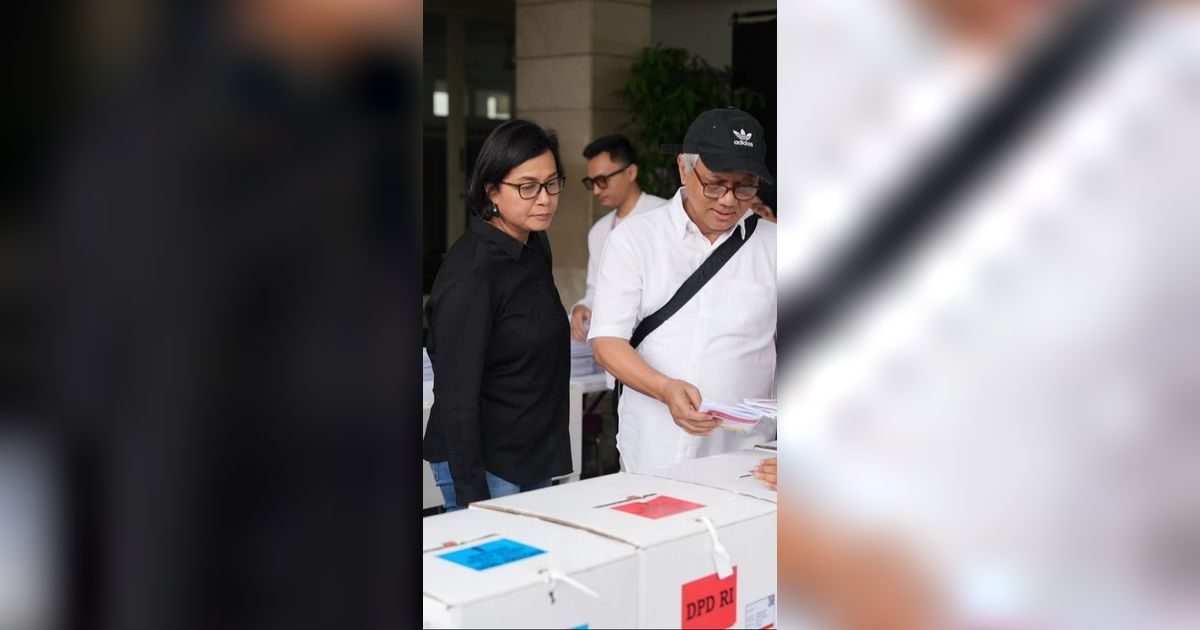 Berkemeja Hitam, Begini Trik Menkeu Sri Mulyani Berpose dengan Jari Tercelup Tinta Pemilu 2024