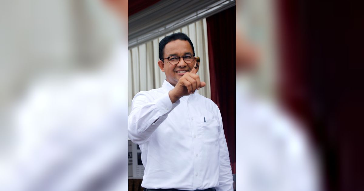 FOTO: Momen Anies Baswedan Nyoblos Bareng Keluarga di TPS 60 Cilandak