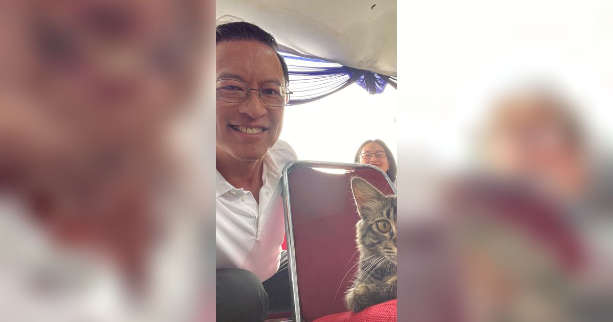 Tom Lembong Diikuti Kucing Belang, Sampai Ikut ke TPS sampai Diajak Selfie