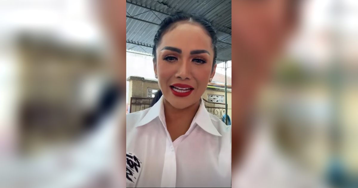Gaya Unik Krisdayanti Konvoi Bareng Keluarga Naik Dokar ke TPS di Kampung Halamannya