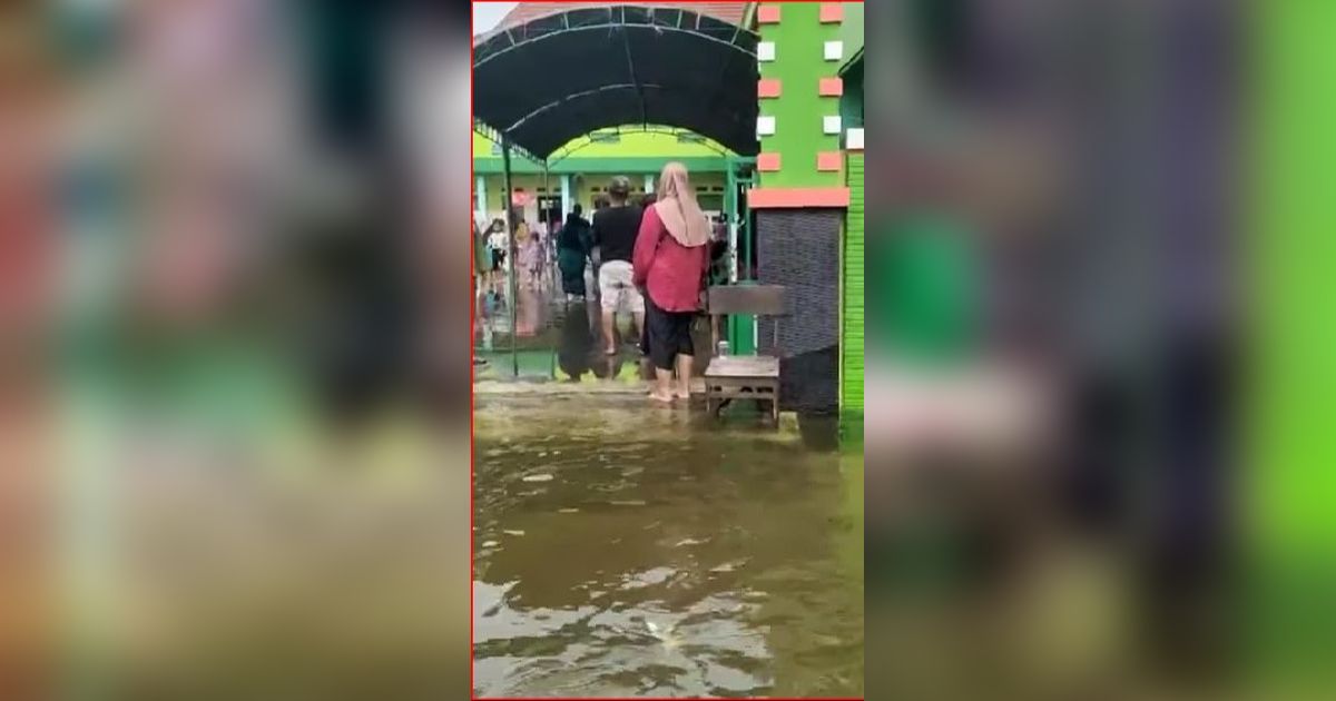 Momen Suasana Pemilu 2024 di Lokasi Banjir Besar Demak, Warga Tetap Bersemangat Datang ke TPS