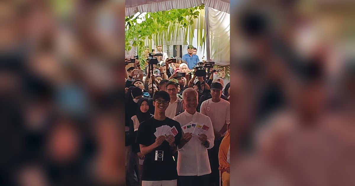 VIDEO: Capres Ganjar Pranowo Disambut Meriah saat Nyoblos di Semarang
