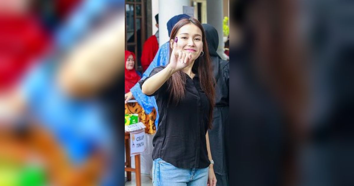 8 Foto Ayu Ting Ting dan Keluarga saat Datang ke TPS untuk Nyoblos: Kami Kompak Satu Pilihan Semua