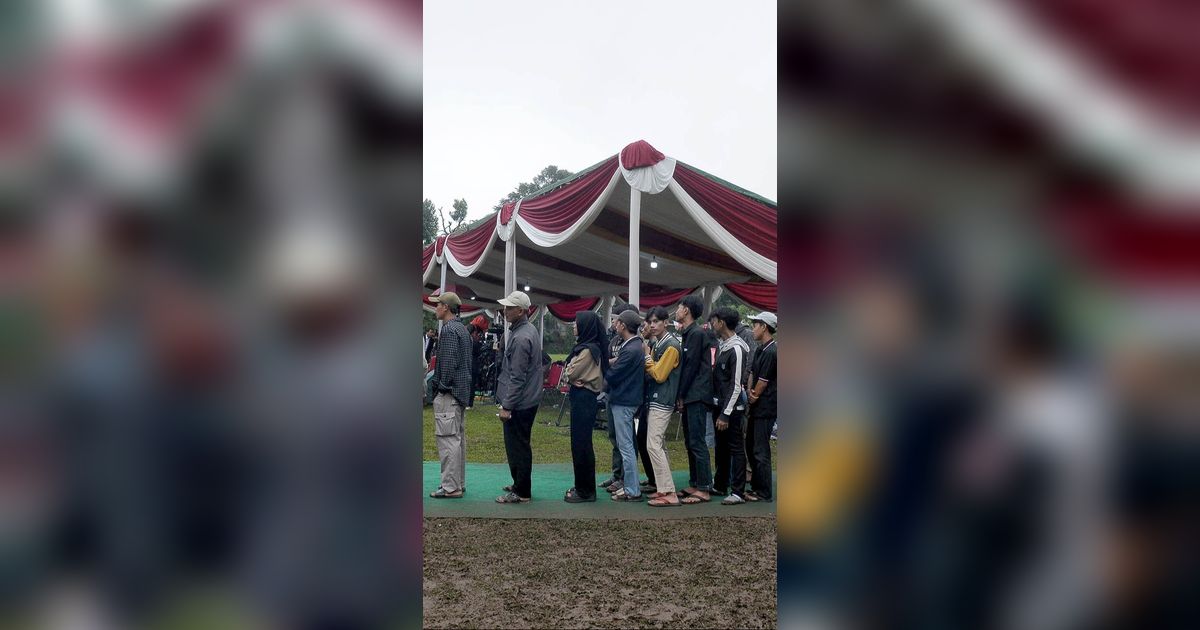 FOTO: Antrean Warga Ikut Pemungutan Suara Pemilu 2024 di TPS Tempat Prabowo Nyoblos