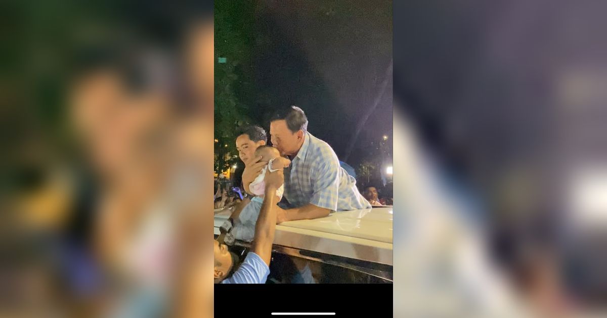 Momen Prabowo Cium Bayi Saat Tinggalkan Kertanegara Bersama Gibran