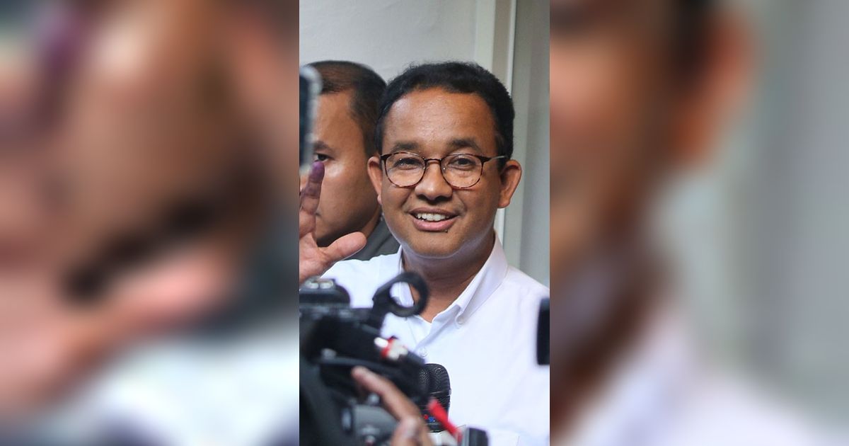 FOTO: Ekspresi Anies Baswedan Tinggalkan Markas Tim Pemenangan Usai Pantau Quick Count Pilpres 2024