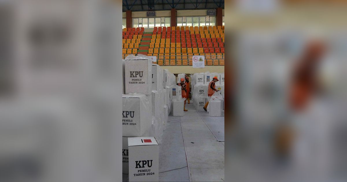 FOTO: Pencoblosan Berakhir, KPU Jaktim Tarik Kembai Logistik Pemilu 2024 dari TPS