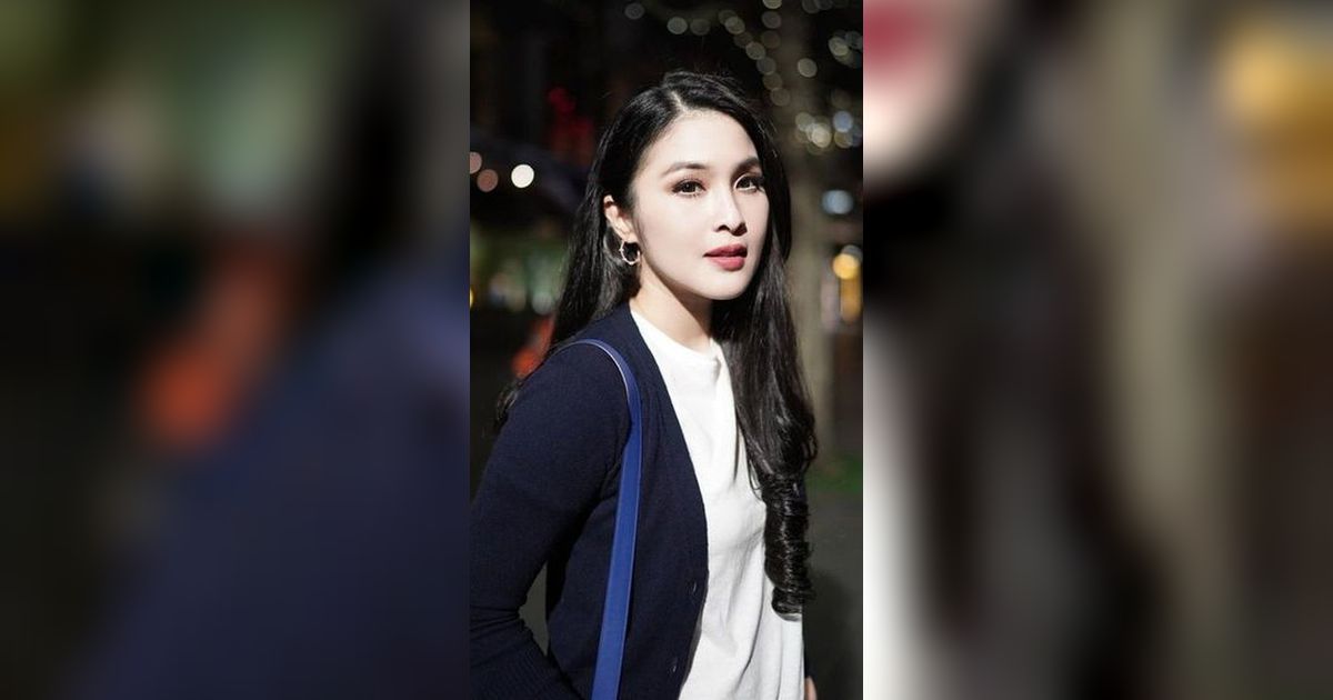 Dibelain Keliling Toko Demi Kue yang Sama, Ini 8 Potret Sandra Dewi Nyoblos di Depan Rumah, Harvey Moeis Nyesel Gak Ngambil Lemper