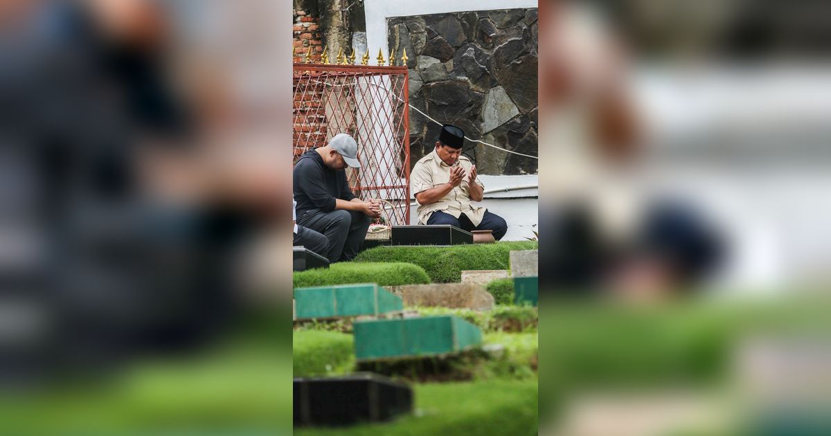 FOTO: Menang Quick Count Pilpres 2024, Prabowo Ziarah ke Makam Ayah dan Ibu