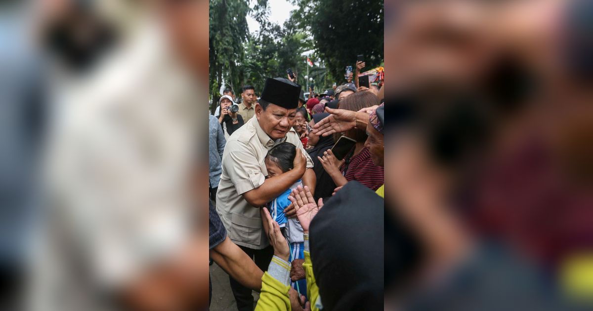 FOTO: Momen Prabowo Sapa Warga Usai Ziarah ke Makam Sang Ayah, Dapat Ucapan Selamat