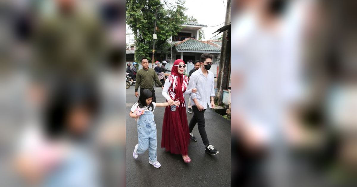 Vibe-nya Ibu-Ibu Sosialita, 8 Foto Venna Melinda dan Athalla Naufal Bareng ke TPS Buat Coblos