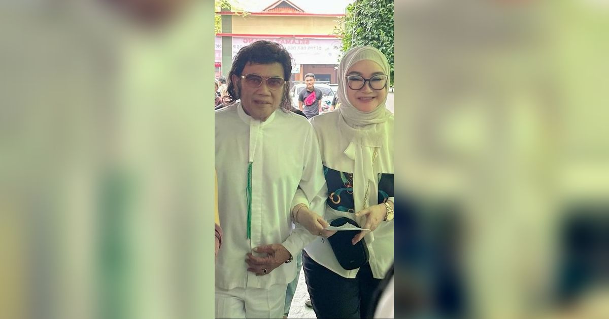 Jadi Pusat Perhatian, Ini 8 Potret Rhoma Irama Nyoblos di TPS Didampingi Istri Tercinta