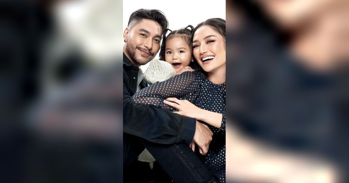 Family Goals! Siti Badriah dan Krisjiana Baharuddin Melakukan Sesi Pemotretan Keluarga, Ekspresi Xarena Begitu Menggemaskan