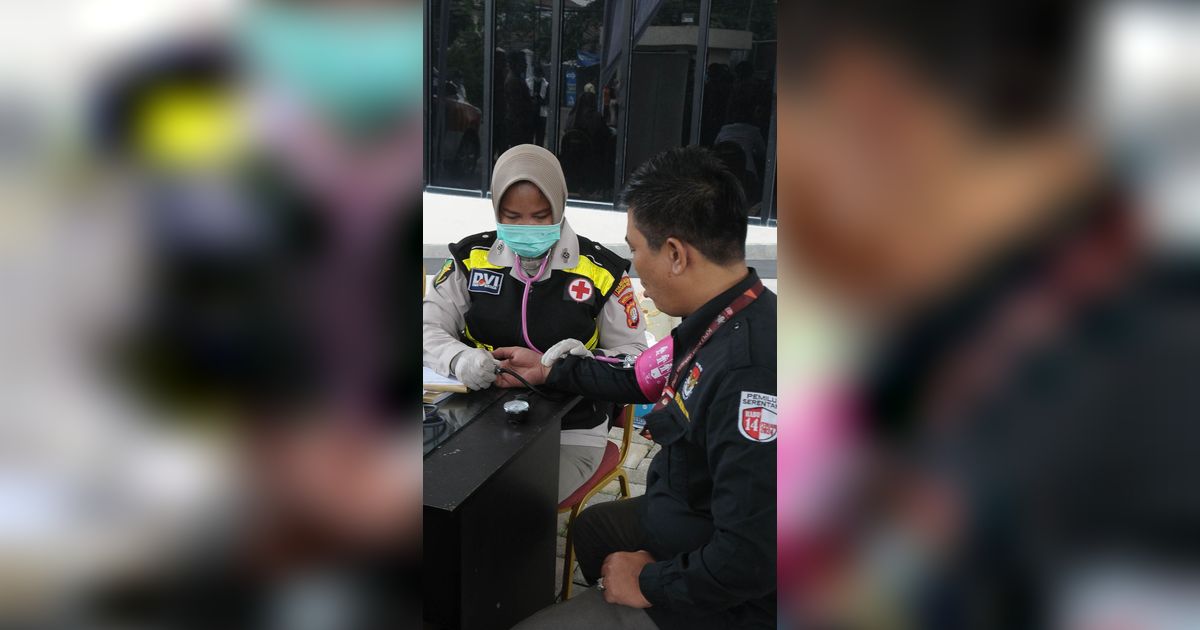 FOTO: Polisi Gelar Cek Kesehatan dan Pengobatan Gratis untuk Petugas KPPS Pemilu 2024