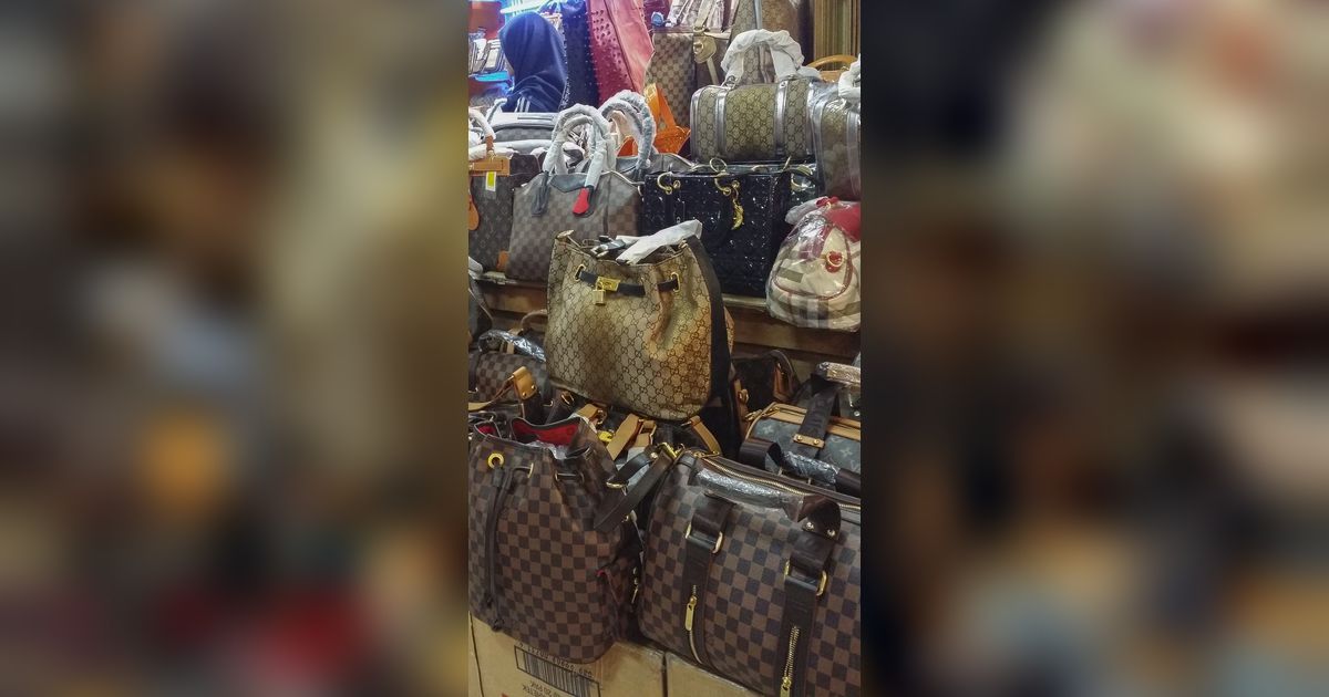 Nekat Banget, Bermodal Jahit Sendiri Nenek 64 Tahun Jual Tas Branded Palsu