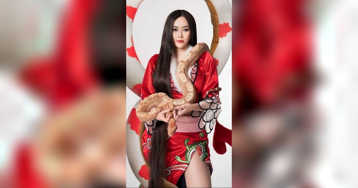 Foto Aura Kasih Pemotretan jadi Karakter Boa Hancock dari One Piece