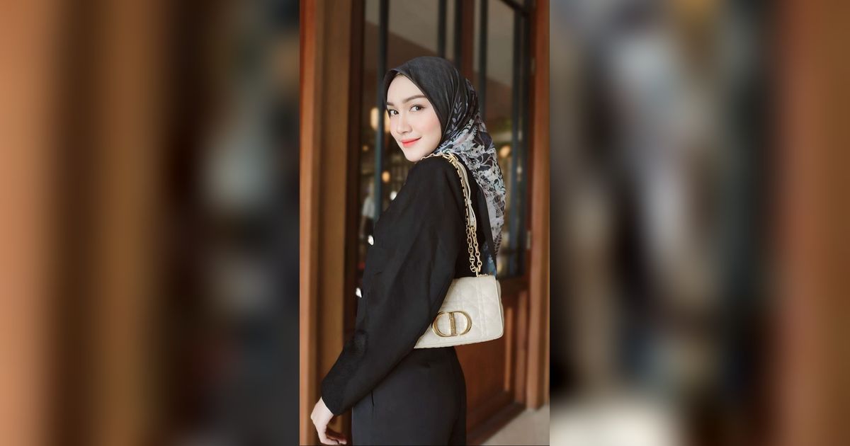 2 Inspirasi Padu Padan Outfit Hitam dengan Scarf Motif ala Melody Prima