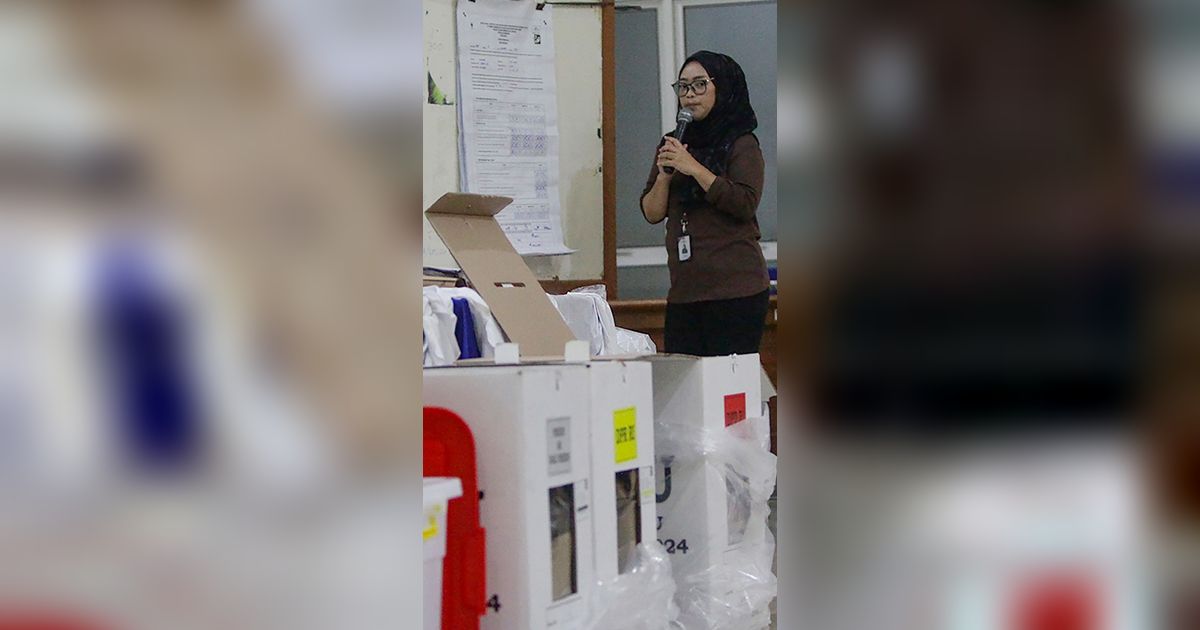 FOTO: Intip Sibuknya Petugas Hitung Manual Hasil Pemilu 2024 di Tingkat Kecamatan