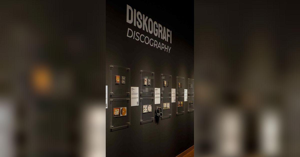 FOTO: Melihat Pameran Retrospektif 50 Tahun God Bless, Tampilkan Koleksi Karya dan Kostum