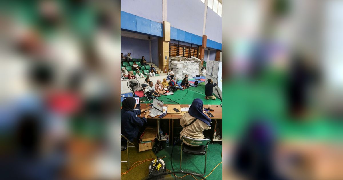 FOTO: Mengintip Kesibukan Petugas saat Rekapitulasi Surat Suara Pemilu 2024 se-Kecamatan Senen di GOR