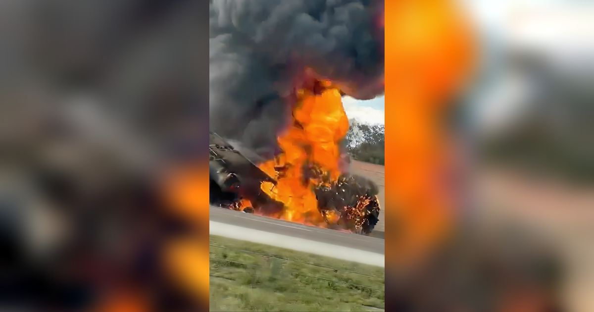 Video Detik-Detik Mencekam Jet Pribadi Jatuh Hantam Mobil di Jalan Tol, 2 Orang Tewas