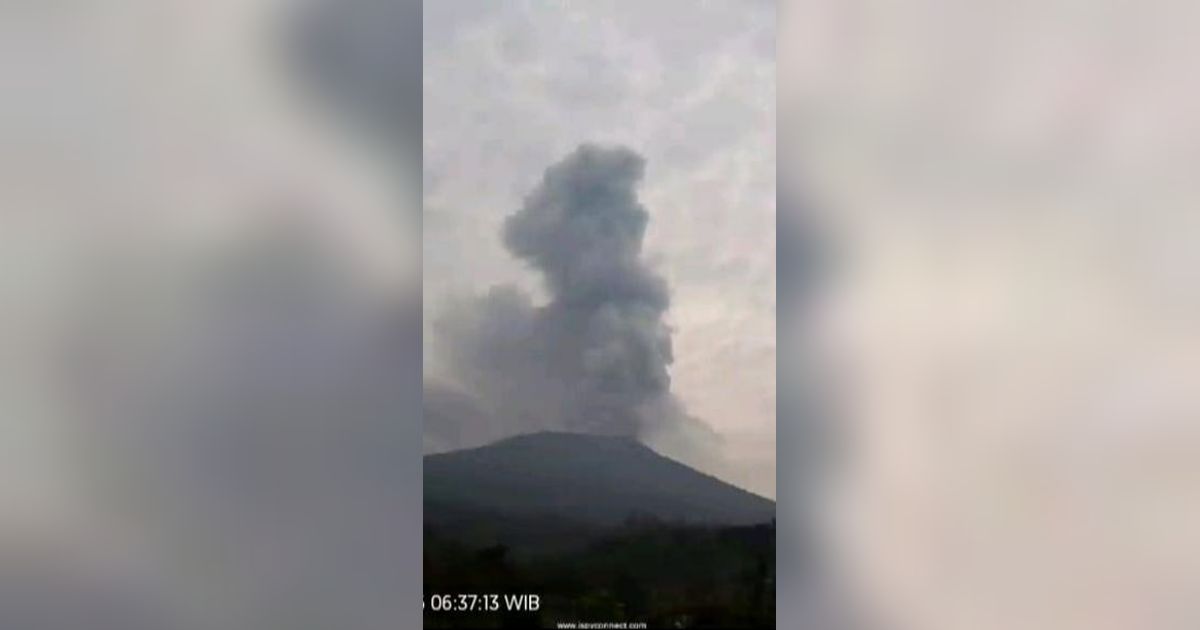 Berstatus Level III, Gunung Marapi Sumbar Kembali Erupsi