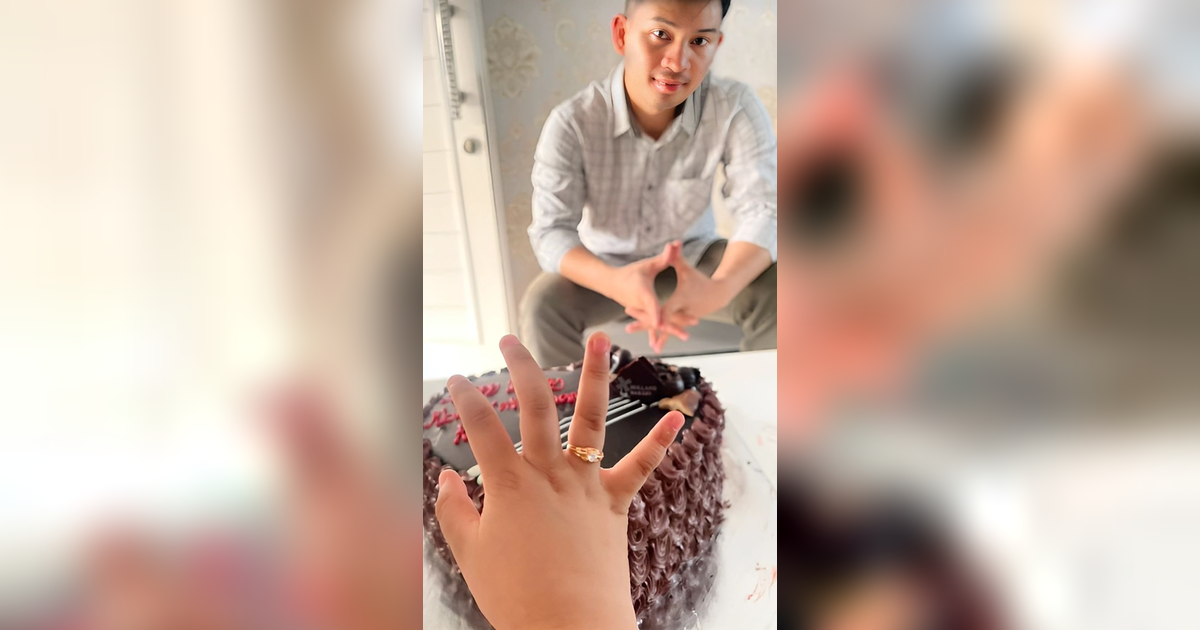 Manis banget, Ayah Kasih Kejutan Cincin Emas Buat Putri Kecilnya