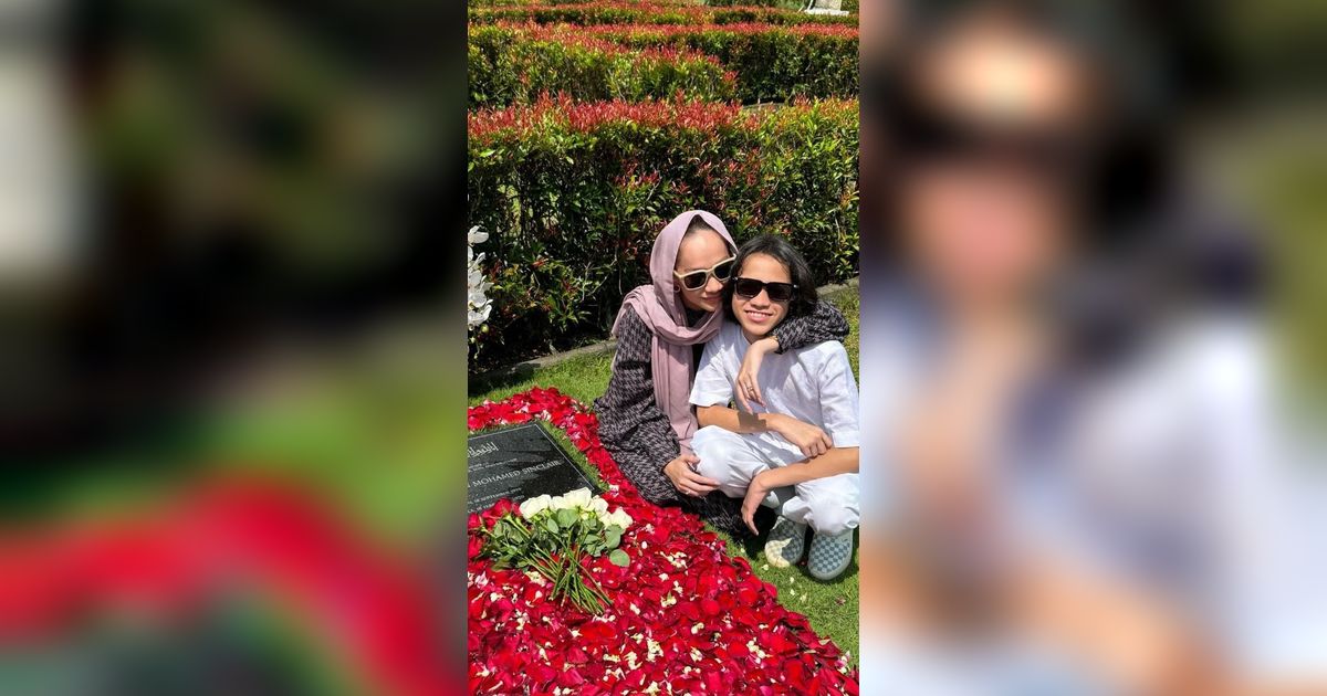 7 Potret Bunga Citra Lestari Ziarah ke Makam Asharaf Sinclair, Tiko Aryawardhana Setia Mendampingi