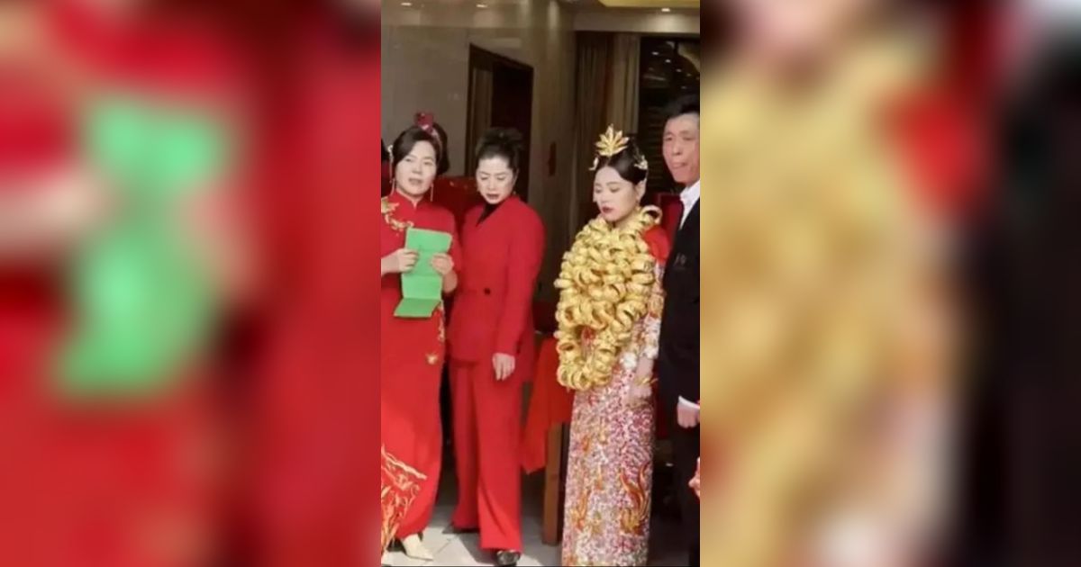 Bukan Pernikahan Kaleng-Kaleng, Pengantin Wanita Kalungkan 100 Gelang Emas