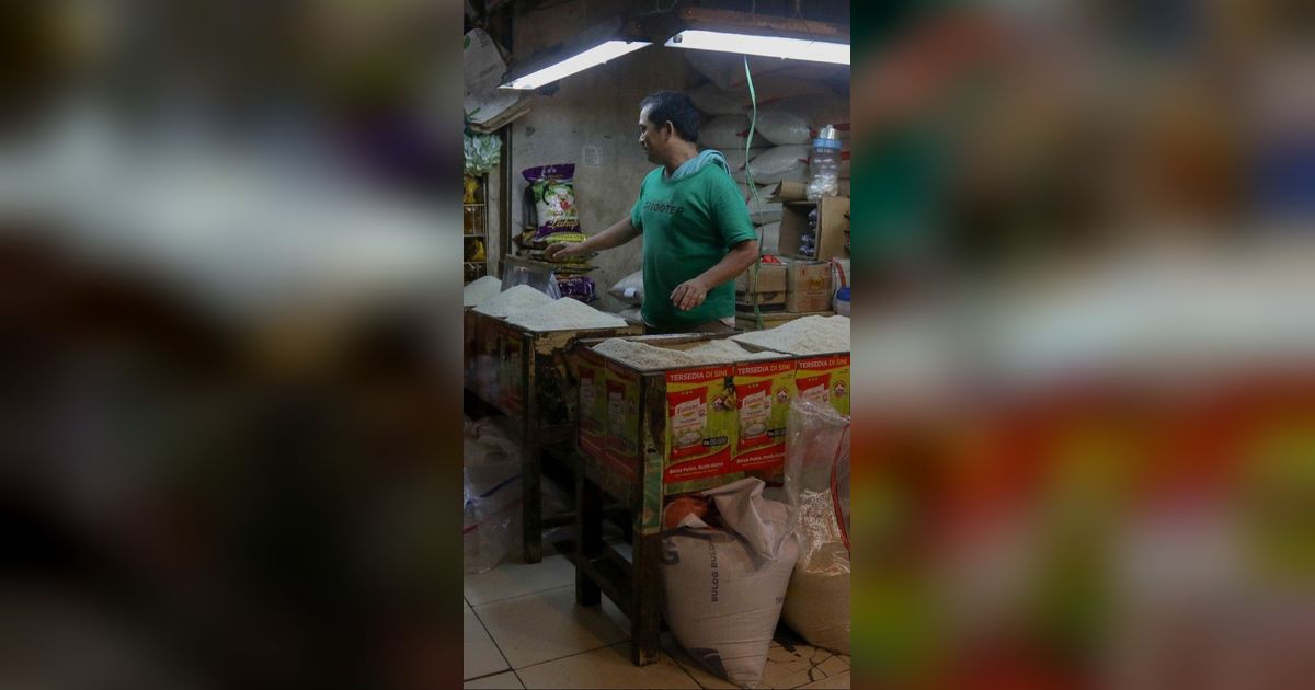 FOTO: Keluh Pedagang dan Pembeli di Tengah Kenaikan Tajam Harga Beras di Pasar Tradisional