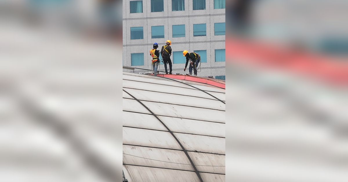 FOTO: Cegah Kebocoran di Musim Hujan, Petugas Cek Berkala Atap Halte LRT di Stasiun Dukuh Atas