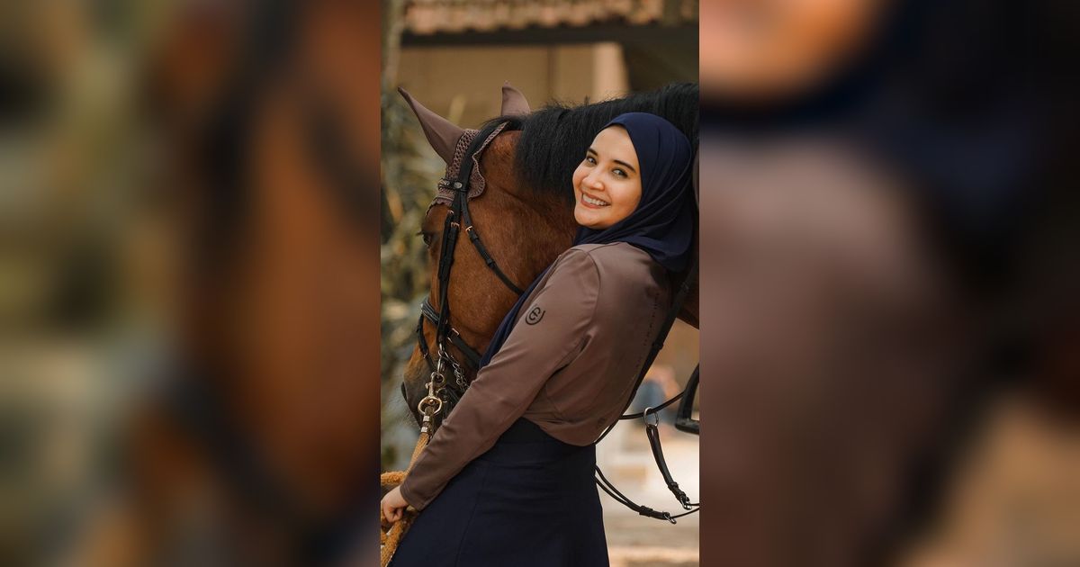 Skill Level Suhu! Aksi Zaskia Sungkar Berkuda Sambil Memanah Bak Robin Hood versi Hijaber