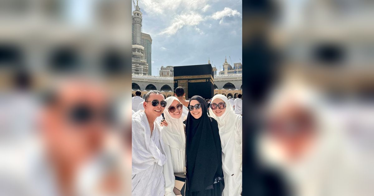 Jelang Pernikahan, 8 Potret Kekompakan Umi Kalsum dan Calon Ibu Mertua Ayu Ting Ting yang Lagi Umroh Bareng