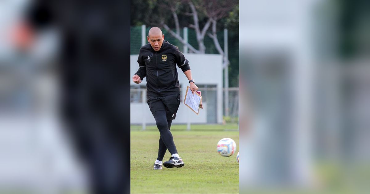 FOTO: Aksi Nova Arianto Pimpin Latihan Perdana Timnas Indonesia U-16 di Lapangan B SUGBK