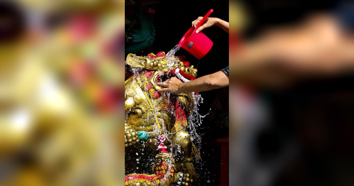 FOTO: H-8 Jelang Imlek 2024, Warga Keturunan Tionghoa Jalani Ritual Memandikan Patung-Patung Dewa di Wihara